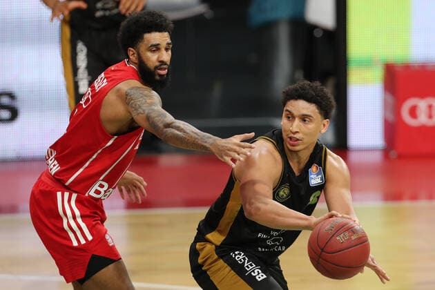 Dennis Seeley (Muenchen) und James Robinson (Braunschweig) im Zweikampf GER, FC Bayern Basketball vs. Loewen Braunschweig, Basketball, easyCredit BBL, Saison 2020 2021, 11.04.2021, GER, FC Bayern Basketball vs. Loewen Braunschweig, Basketball, easyCredit BBL, Saison 2020 2021, 11.04.2021, Muenchen Copyright: xEIBNER MarcelxEngelbrechtx EP_EER