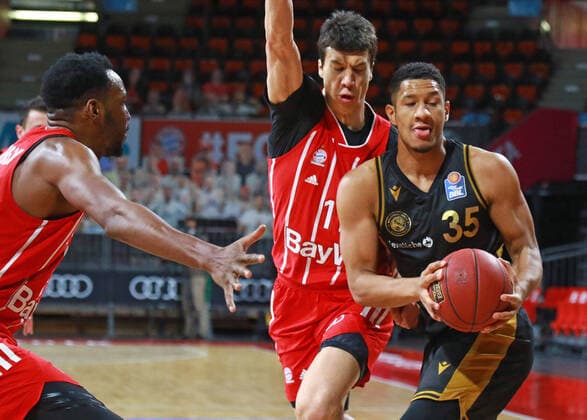 11 Vladimir Lucic25 JaJuan Johnson (FCBB) rot, gegen 35 Karim Jallow (Braunschweig) Basketball, 1. Bundesliga, BBL, FC Bayern München, Basketball Loewen Braunschweig im Audi Dome, 11.04.2021 FOTO: Mladen Lackovic LakoPress