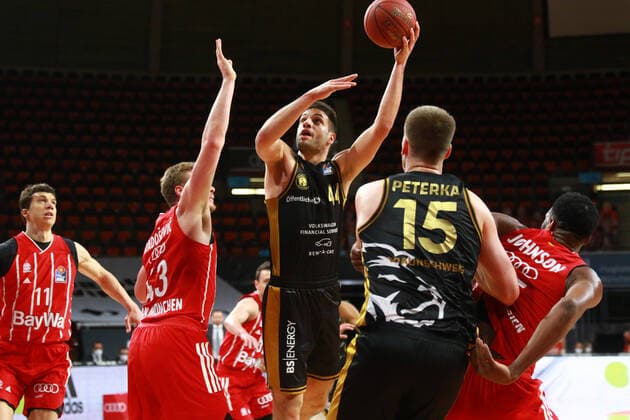 43 Leon Radosevic und 25 JaJuan Johnson (FCBB) rot, gegen 44 Benedikt Turudic,mit Ball, 15 Martin Peterka, (Braunschweig) Basketball, 1. Bundesliga, BBL, FC Bayern München, Basketball Loewen Braunschweig im Audi Dome, 11.04.2021 FOTO: Mladen Lackovic LakoPress