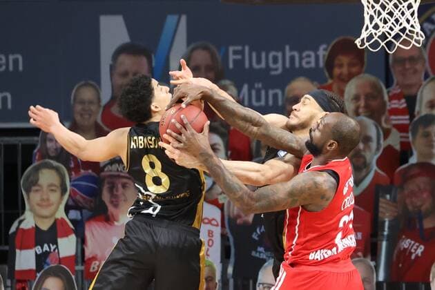 Braunschweigs 8 ROBINSON, Braunschweigs 34 SCHILLING und Bayerns 21 James GIST im Kampf um den Ball. Basketball, Bayern - Braunschweig, Bundesliga, Saison 2020-2021, am 11.4.2021 in Muenchen, A U D I D O M E, Deutschland. Quelle Copyright Credit : Oryk HAIST