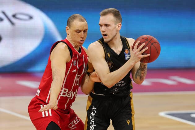 Zweikampf zwischen Robin Amaize (Muenchen) und Arnas Velicka (Braunschweig) GER, FC Bayern Basketball vs. Loewen Braunschweig, Basketball, easyCredit BBL, Saison 2020 2021, 11.04.2021, GER, FC Bayern Basketball vs. Loewen Braunschweig, Basketball, easyCredit BBL, Saison 2020 2021, 11.04.2021, Muenchen Copyright: xEIBNER MarcelxEngelbrechtx EP_EER