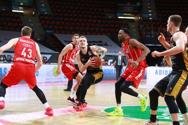 43 Leon Radosevic, 25 JaJuan Johnson (FCBB) rot, gegen 24 Arnas Velicka (Braunschweig) Basketball, 1. Bundesliga, BBL, FC Bayern München, Basketball Loewen Braunschweig im Audi Dome, 11.04.2021 FOTO: Mladen Lackovic LakoPress
