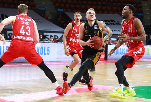43 Leon Radosevic, 25 JaJuan Johnson (FCBB) rot, gegen 24 Arnas Velicka (Braunschweig) Basketball, 1. Bundesliga, BBL, FC Bayern München, Basketball Loewen Braunschweig im Audi Dome, 11.04.2021 FOTO: Mladen Lackovic LakoPress
