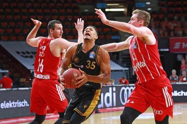 43 Leon Radosevic und 16 Paul Zipser (FCBB) rot, gegen 35 Karim Jallow (Braunschweig) Basketball, 1. Bundesliga, BBL, FC Bayern München, Basketball Loewen Braunschweig im Audi Dome, 11.04.2021 FOTO: Mladen Lackovic LakoPress