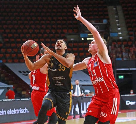 43 Leon Radosevic und 16 Paul Zipser (FCBB) rot, gegen 35 Karim Jallow (Braunschweig) Basketball, 1. Bundesliga, BBL, FC Bayern München, Basketball Loewen Braunschweig im Audi Dome, 11.04.2021 FOTO: Mladen Lackovic LakoPress