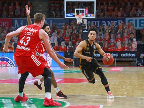 43 Leon Radosevic und 4 Dennis Jerome Seeley (FCBB) rot, gegen 3 Garai Zeeb, am Ball (Braunschweig) Basketball, 1. Bundesliga, BBL, FC Bayern München, Basketball Loewen Braunschweig im Audi Dome, 11.04.2021 FOTO: Mladen Lackovic LakoPress