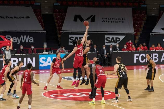 Basketball, BBL, 20210411, FC Bayern München - Basketball Löwen Braunschweig. Im Bild Leon RADOSEVIC (FC Bayern München, 43) und Benedikt TURUDIC (Basketball Löwen Braunschweig, 44) Tip Off. München Audi Dome Bayern Deutschland Copyright: Passion2Press MarkusxFischerx