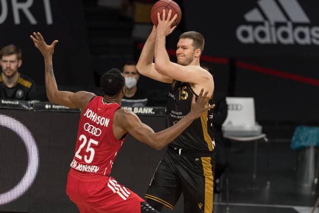 Basketball, BBL, 20210411, FC Bayern München - Basketball Löwen Braunschweig. Im Bild JaJuan JOHNSON (FC Bayern München, 25) und Martin PETERKA (Basketball Löwen Braunschweig, 15). München Audi Dome Bayern Deutschland Copyright: Passion2Press MarkusxFischerx
