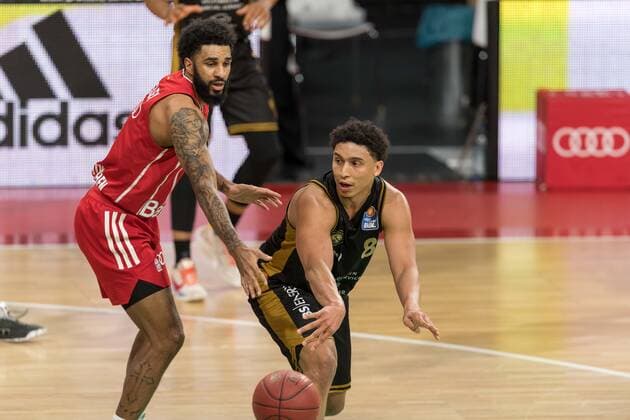 Basketball, BBL, 20210411, FC Bayern München - Basketball Löwen Braunschweig. Im Bild Dennis Jerome SEELEY (FC Bayern München, 4) und James ROBINSON (Basketball Löwen Braunschweig, 8). München Audi Dome Bayern Deutschland Copyright: Passion2Press MarkusxFischerx