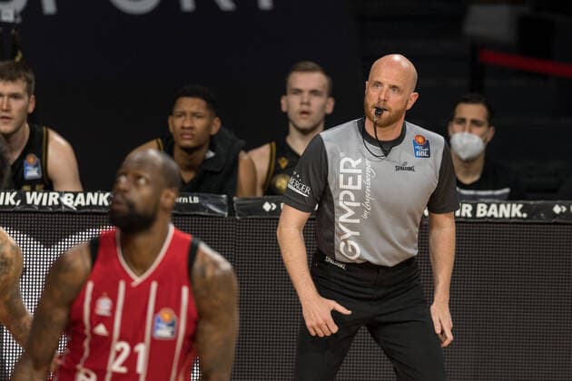 Basketball, BBL, 20210411, FC Bayern München - Basketball Löwen Braunschweig. Im Bild Schiedsrichter Benjamin BARTH. München Audi Dome Bayern Deutschland Copyright: Passion2Press MarkusxFischerx