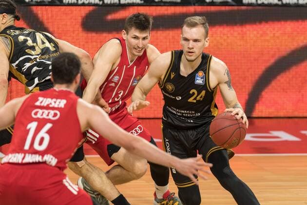 Basketball, BBL, 20210411, FC Bayern München - Basketball Löwen Braunschweig. Im Bild David KRÄMER (Kraemer Kramer FC Bayern München, 3) und Arnas VELICKA (Basketball Löwen Braunschweig, 24). München Audi Dome Bayern Deutschland Copyright: Passion2Press MarkusxFischerx