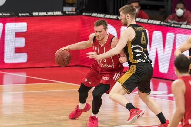 Basketball, BBL, 20210411, FC Bayern München - Basketball Löwen Braunschweig. Im Bild Leon RADOSEVIC (FC Bayern München, 43) und Luc VAN SLOOTEN (Basketball Löwen Braunschweig, 4). München Audi Dome Bayern Deutschland Copyright: Passion2Press MarkusxFischerx