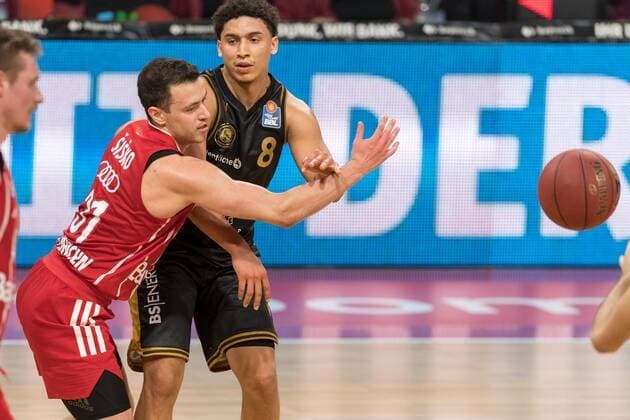 Basketball, BBL, 20210411, FC Bayern München - Basketball Löwen Braunschweig. Im Bild Zan Mark SISKO (FC Bayern München, 31) und James ROBINSON (Basketball Löwen Braunschweig, 8). München Audi Dome Bayern Deutschland Copyright: Passion2Press MarkusxFischerx