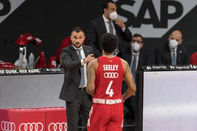 Basketball, BBL, 20210411, FC Bayern München - Basketball Löwen Braunschweig. Im Bild Co-Trainer des FC Bayern München Adriano VERTEMATI und Dennis Jerome SEELEY (FC Bayern München, 4). München Audi Dome Bayern Deutschland Copyright: Passion2Press MarkusxFischerx