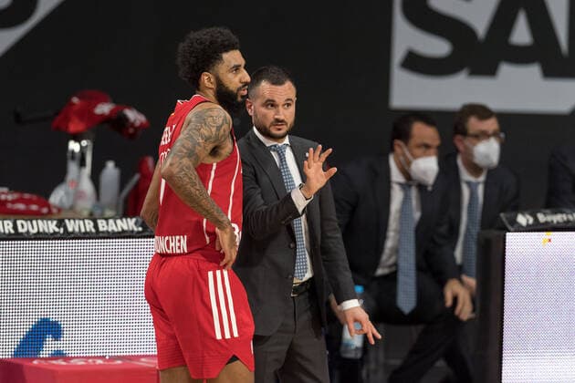 Basketball, BBL, 20210411, FC Bayern München - Basketball Löwen Braunschweig. Im Bild Dennis Jerome SEELEY (FC Bayern München, 4) und Co-Trainer des FC Bayern München Adriano VERTEMATI. München Audi Dome Bayern Deutschland Copyright: Passion2Press MarkusxFischerx