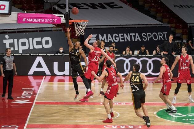 Basketball, BBL, 20210411, FC Bayern München - Basketball Löwen Braunschweig. Im Bild Karim JALLOW (Basketball Löwen Braunschweig, 35) und Leon RADOSEVIC (FC Bayern München, 43). München Audi Dome Bayern Deutschland Copyright: Passion2Press MarkusxFischerx