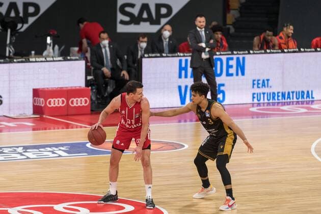 Basketball, BBL, 20210411, FC Bayern München - Basketball Löwen Braunschweig. Im Bild Zan Mark SISKO (FC Bayern München, 31) und Garai ZEEB (Basketball Löwen Braunschweig, 3). München Audi Dome Bayern Deutschland Copyright: Passion2Press MarkusxFischerx