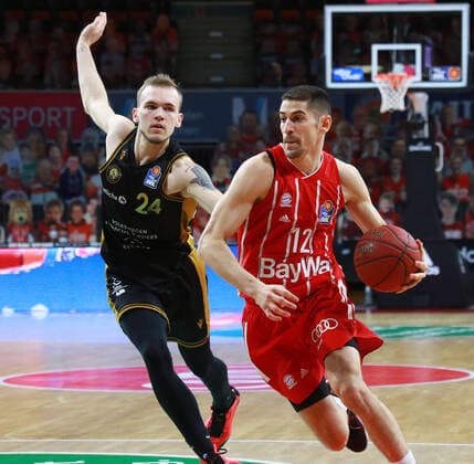 12 Diego Flaccadori (FCBB) rot, gegen 24 Arnas Velicka (Braunschweig) Basketball, 1. Bundesliga, BBL, FC Bayern München, Basketball Loewen Braunschweig im Audi Dome, 11.04.2021 FOTO: Mladen Lackovic LakoPress
