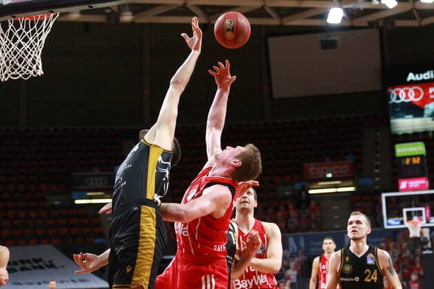 43 Leon Radosevic (FCBB) rot, gegen 44 Benedikt TurudiÄ‡ (Braunschweig) Basketball, 1. Bundesliga, BBL, FC Bayern München, Basketball Loewen Braunschweig im Audi Dome, 11.04.2021 FOTO: Mladen Lackovic LakoPress