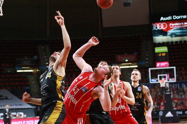 43 Leon Radosevic (FCBB) rot, gegen 44 Benedikt TurudiÄ‡ (Braunschweig) Basketball, 1. Bundesliga, BBL, FC Bayern München, Basketball Loewen Braunschweig im Audi Dome, 11.04.2021 FOTO: Mladen Lackovic LakoPress