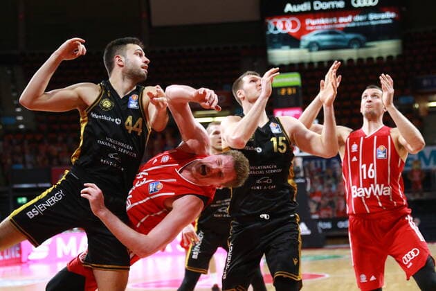 43 Leon Radosevic (FCBB) rot, gegen 44 Benedikt TurudiÄ‡ und 15 Martin Peterka (Braunschweig) Basketball, 1. Bundesliga, BBL, FC Bayern München, Basketball Loewen Braunschweig im Audi Dome, 11.04.2021 FOTO: Mladen Lackovic LakoPress