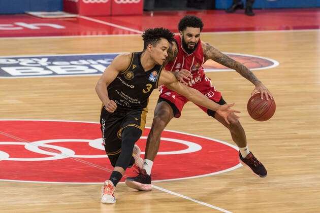 Basketball, BBL, 20210411, FC Bayern München - Basketball Löwen Braunschweig. Im Bild Garai ZEEB (Basketball Löwen Braunschweig, 3) und Dennis Jerome SEELEY (FC Bayern München, 4). München Audi Dome Bayern Deutschland Copyright: Passion2Press MarkusxFischerx