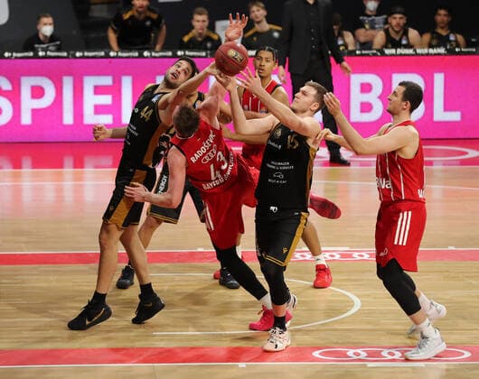 Zweikampf zwischen Benedikt Turudic (Braunschweig) und Leon Radosevic (Muenchen) GER, FC Bayern Basketball vs. Loewen Braunschweig, Basketball, easyCredit BBL, Saison 2020 2021, 11.04.2021, GER, FC Bayern Basketball vs. Loewen Braunschweig, Basketball, easyCredit BBL, Saison 2020 2021, 11.04.2021, Muenchen Copyright: xEIBNER MarcelxEngelbrechtx EP_EER