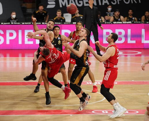 Leon Radosevic (Muenchen) kommt zu Fall GER, FC Bayern Basketball vs. Loewen Braunschweig, Basketball, easyCredit BBL, Saison 2020 2021, 11.04.2021, GER, FC Bayern Basketball vs. Loewen Braunschweig, Basketball, easyCredit BBL, Saison 2020 2021, 11.04.2021, Muenchen Copyright: xEIBNER MarcelxEngelbrechtx EP_EER