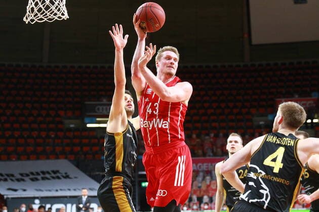 43 Leon Radosevic (FCBB) rot, gegen 44 Benedikt TurudiÄ‡, 4 Luc van Slooten (Braunschweig) Basketball, 1. Bundesliga, BBL, FC Bayern München, Basketball Loewen Braunschweig im Audi Dome, 11.04.2021 FOTO: Mladen Lackovic LakoPress