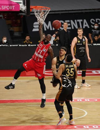 Gavin Schilling (Braunschweig) kann den Korb von James Gist (Muenchen) nicht verhindern GER, FC Bayern Basketball vs. Loewen Braunschweig, Basketball, easyCredit BBL, Saison 2020 2021, 11.04.2021, GER, FC Bayern Basketball vs. Loewen Braunschweig, Basketball, easyCredit BBL, Saison 2020 2021, 11.04.2021, Muenchen Copyright: xEIBNER MarcelxEngelbrechtx EP_EER