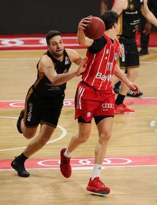 Zweikampf zwischen Benedikt Turudic (Braunschweig) und Vladimir Lucic (Muenchen) GER, FC Bayern Basketball vs. Loewen Braunschweig, Basketball, easyCredit BBL, Saison 2020 2021, 11.04.2021, GER, FC Bayern Basketball vs. Loewen Braunschweig, Basketball, easyCredit BBL, Saison 2020 2021, 11.04.2021, Muenchen Copyright: xEIBNER MarcelxEngelbrechtx EP_EER