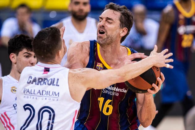 11th April 2021; Palau Blaugrana, Barcelona, Catalonia, Spain; Liga ACB Basketball, Barcelona versus Real Madrid; 16 Pau Gasol of Barcelona is blocked off during the Liga Endesa match  ActionPlus12280746 MarcxGonzalezxAloma