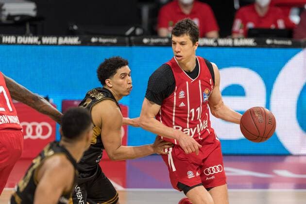 Basketball, BBL, 20210411, FC Bayern München - Basketball Löwen Braunschweig. Im Bild James ROBINSON (Basketball Löwen Braunschweig, 8) und Vladimir LUCIC (FC Bayern München, 11). München Audi Dome Bayern Deutschland Copyright: Passion2Press MarkusxFischerx