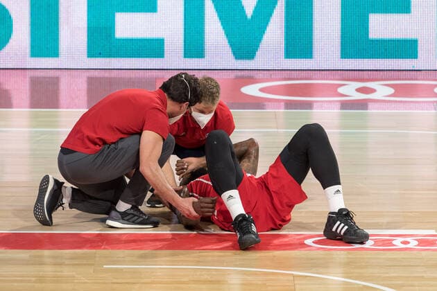 Basketball, BBL, 20210411, FC Bayern München - Basketball Löwen Braunschweig. Im Bild James GIST III (FC Bayern München, 21) wurde behandelt. München Audi Dome Bayern Deutschland Copyright: Passion2Press MarkusxFischerx