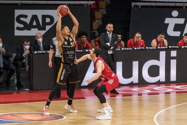 Basketball, BBL, 20210411, FC Bayern München - Basketball Löwen Braunschweig. Im Bild Karim JALLOW (Basketball Löwen Braunschweig, 35) und Paul ZIPSER (FC Bayern München, 16). München Audi Dome Bayern Deutschland Copyright: Passion2Press MarkusxFischerx