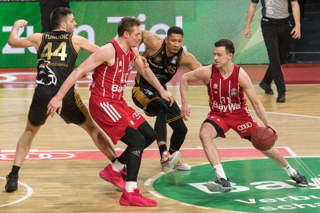 Basketball, BBL, 20210411, FC Bayern München - Basketball Löwen Braunschweig. Im Bild Benedikt TURUDIC (Basketball Löwen Braunschweig, 44), Leon RADOSEVIC (FC Bayern München, 43), Karim JALLOW (Basketball Löwen Braunschweig, 35) und Zan Mark SISKO (FC Bayern München, 31). München Audi Dome Bayern Deutschland Copyright: Passion2Press MarkusxFischerx