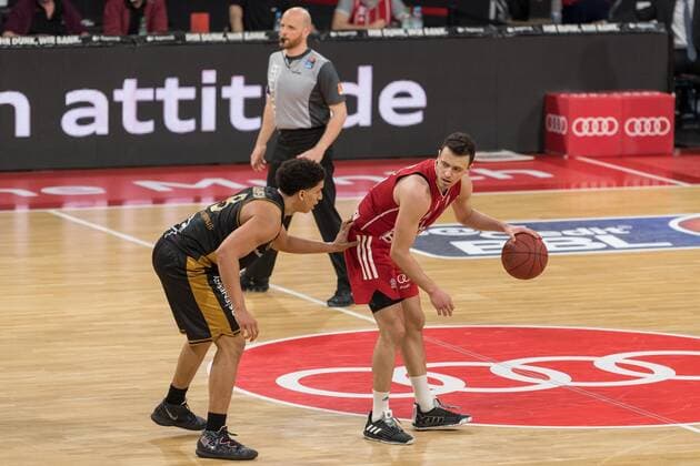 Basketball, BBL, 20210411, FC Bayern München - Basketball Löwen Braunschweig. Im Bild James ROBINSON (Basketball Löwen Braunschweig, 8) und Zan Mark SISKO (FC Bayern München, 31). München Audi Dome Bayern Deutschland Copyright: Passion2Press MarkusxFischerx