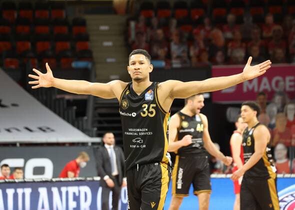 Verhaltener Jubel nach Sieg ueber seinen Ex-Club .. Braunschweigs 35 JALLOW nach Spielende. Basketball, Bayern - Braunschweig, Bundesliga, Saison 2020-2021, am 11.4.2021 in Muenchen, A U D I D O M E, Deutschland. Quelle Copyright Credit : Oryk HAIST