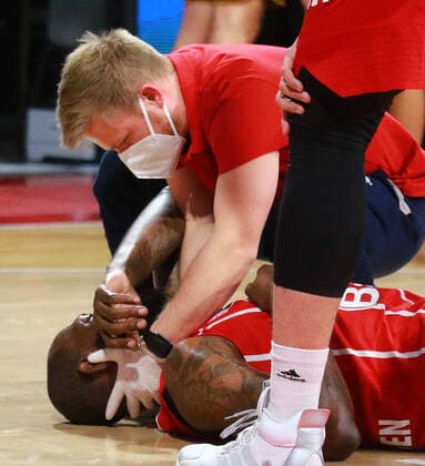 Sport Bilder des Tages 21 James Gist wird behandelt, Kopfverletzung, verletzt, Basketball, 1. Bundesliga, BBL, FC Bayern München, Basketball Loewen Braunschweig im Audi Dome, 11.04.2021 FOTO: Mladen Lackovic LakoPress