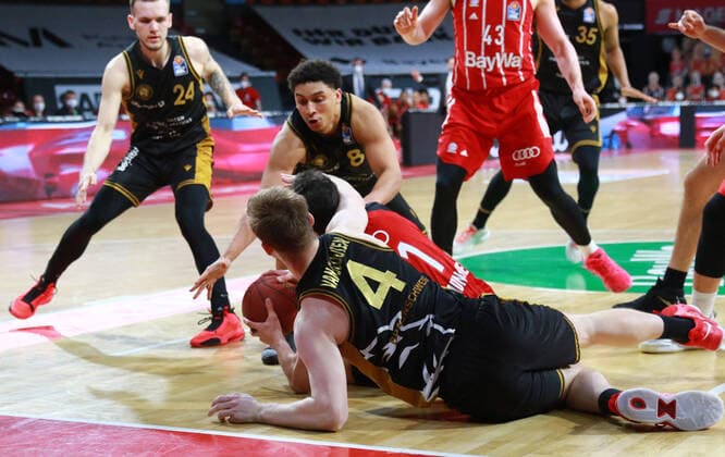Bodenkampf kurz vor Spielende - 11 Vladimir Lucic (FCBB) rot, gegen 4 Luc van Slooten, 8 James Robinson (Braunschweig) Basketball, 1. Bundesliga, BBL, FC Bayern München, Basketball Loewen Braunschweig im Audi Dome, 11.04.2021 FOTO: Mladen Lackovic LakoPress