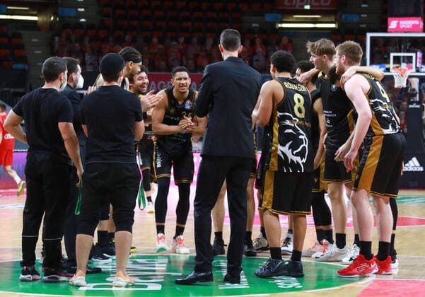 Braunschweig, Mannschaft und Trainer jubeln, Jubel am Schluss, Spielende, Basketball, 1. Bundesliga, BBL, FC Bayern München, Basketball Loewen Braunschweig im Audi Dome, 11.04.2021 FOTO: Mladen Lackovic LakoPress