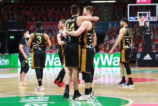 Sport Bilder des Tages 44 Benedikt TurudiÄ‡, 15 Martin Peterka (Braunschweig) jubeln, Jubel am Spielende Basketball, 1. Bundesliga, BBL, FC Bayern München, Basketball Loewen Braunschweig im Audi Dome, 11.04.2021 FOTO: Mladen Lackovic LakoPress