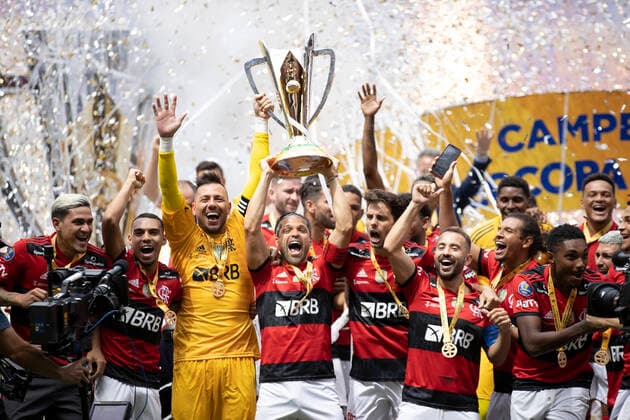 Bilder des Jahres 2021, Sport 04 April Sport Themen der Woche KW14 Sport Bilder des Tages 11th April 2021; Mane Garrincha Stadium, Brasilia, Brazil; Supercopa do Brazil Final, Flamengo versus Palmeiras; Players of Flamengo celebrate with the trophy after the match  ActionPlus12280755 AdalbertoxMarques