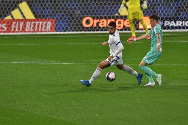 Lucas Paqueta (lyon) vs Pierrick Capelle (angers) FOOTBALL : Olympique Lyonnais vs SCO Angers - Ligue 1 Uber Eats - 11 04 2021 FredericChambert Panoramic 