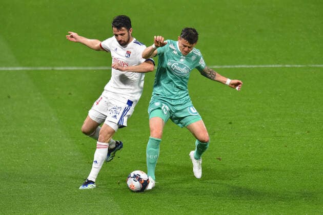 Leo Dubois (lyon) vs Pierrick Capelle (angers) FOOTBALL : Olympique Lyonnais vs SCO Angers - Ligue 1 Uber Eats - 11 04 2021 FredericChambert Panoramic 
