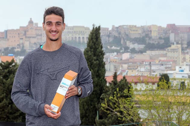 Sport Bilder des Tages 2021 Sardegna Open Tennis - 20210411 CAGLIARI, ITALY, APR 11: Lorenzo Sonego of Italy poses with Trophy after defeating Laslo Djere of Serbia in the final tennis match at the ATP, Tennis Herren Tour 250 Sardegna Open in Cagliari, Italy on April 11, 2021. Cagliari Tennis Club Cagliari Italy 6490_237585 Copyright: xGiampieroxSposito PentaxPressx