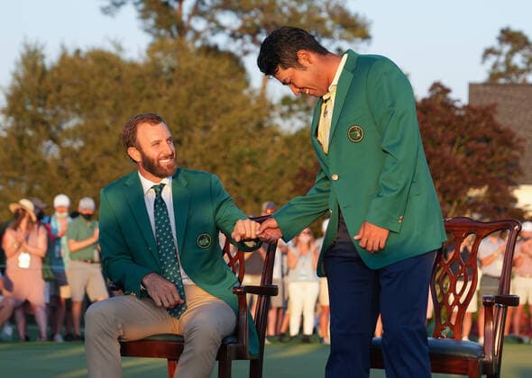 Bilder des Jahres 2021, Sport 04 April Sport Themen der Woche KW14 Sport Bilder des Tages Last years Masters champion Dustin Johnson bumps fists with 2021 champion Hideki Matsuyama of Japan after the final round of the 2021 Masters Tournament at the Augusta National Golf Club in Augusta, Georgia on Sunday, April 11, 2021. Matsuyama wins his first major with a score of 10 under par.  AUG20210411520 KEVINxDIETSCH