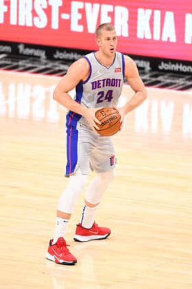 LOS ANGELES, CA - APRIL 11: Detroit Pistons Center Mason Plumlee (24) makes a pass during a NBA, Basketball Herren, USA game between the Detroit Pistons and the Los Angeles Clippers on April 11, 2021 at STAPLES Center in Los Angeles, CA. (Photo by Brian Rothmuller Icon Sportswire) NBA: APR 11 Pistons at Clippers Icon210411006