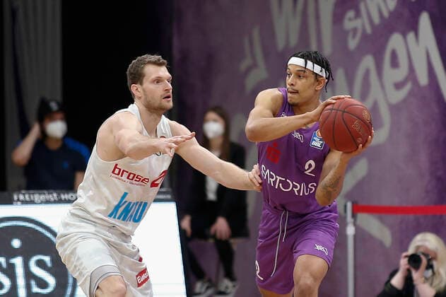 Deutschland , Goettingen, Sparkassen-Arena (GoeSF), 11.04.2021, emspor, emonline, despor, deonline, BG Goettingen vs. s.Oliver Wuerzburg, easyCredit BBL, 27. Spieltag Bild: v. l. Florian Koch (s.Oliver Wuerzburg) gegen Nelson Weidemann (BG Goettingen) Copyright: HMBxMedia JulienxBecker