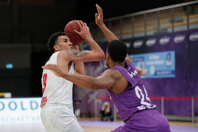 Deutschland , Goettingen, Sparkassen-Arena (GoeSF), 11.04.2021, emspor, emonline, despor, deonline, BG Goettingen vs. s.Oliver Wuerzburg, easyCredit BBL, 27. Spieltag Bild: v. l. Tyson Ward (s.Oliver Wuerzburg) gegen Aubrey Dawkins (BG Goettingen) Copyright: HMBxMedia JulienxBecker